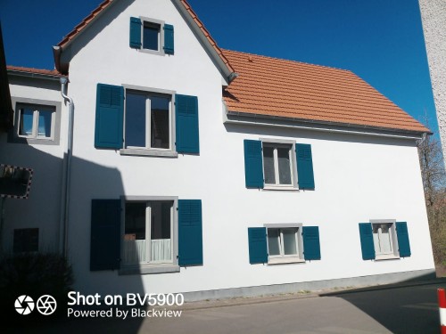 Holzläden mit drehbaren Lamellen und Füllung