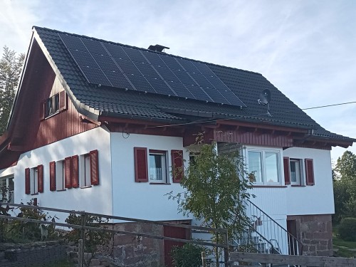 Holzfensterläden in Unterfranken. Die Montage wurde vom Kunden in Eigenregie realisiert.